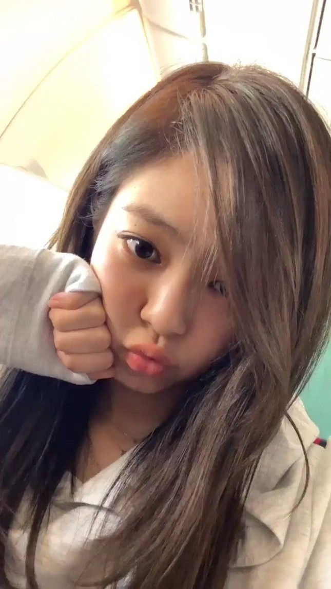 Jennie (BLACKPINK) - nữ idol đầu tiên tự tin khoe mặt mộc lên sân khấu ca nhạc? ảnh 7