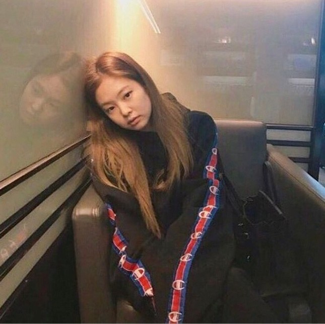 Jennie (BLACKPINK) - nữ idol đầu tiên tự tin khoe mặt mộc lên sân khấu ca nhạc? ảnh 5