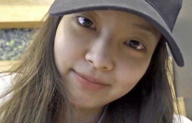 Jennie (BLACKPINK) - nữ idol đầu tiên tự tin khoe mặt mộc lên sân khấu ca nhạc? ảnh 8