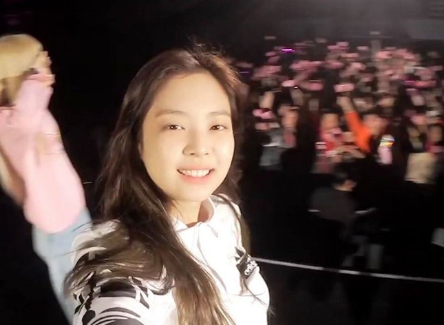 Jennie (BLACKPINK) - nữ idol đầu tiên tự tin khoe mặt mộc lên sân khấu ca nhạc? ảnh 6