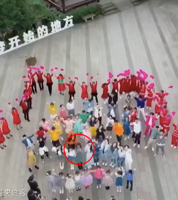 Netizen thắc mắc việc Dụ Ngôn không được lộ mặt trên truyền hình khi biểu diễn cùng THE9 ảnh 2