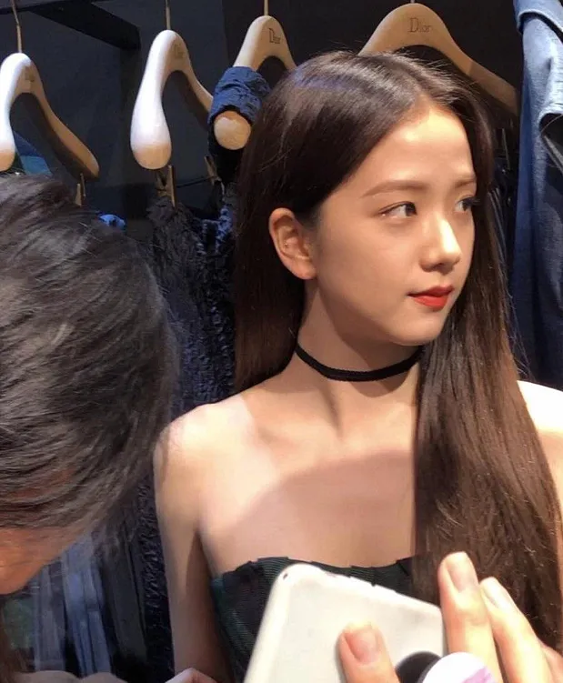 Cả rừng đèn flash cũng không thể “dìm hàng” chị cả BLACKPINK: Đơn giản vì Jisoo quá đẹp! ảnh 2