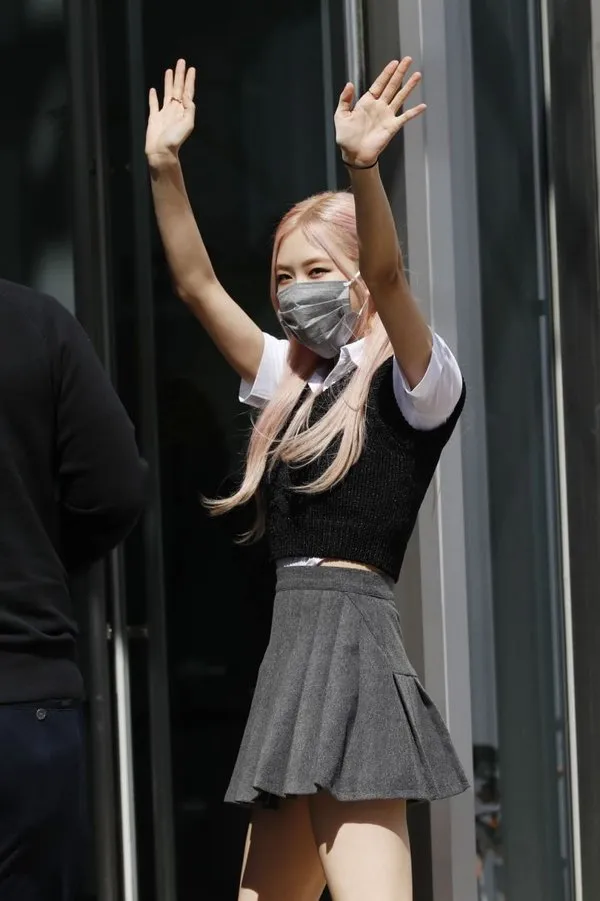 Ghi hình cho show “Knowing Bros”, BLACKPINK khiến netizen náo loạn vì điều này ảnh 6