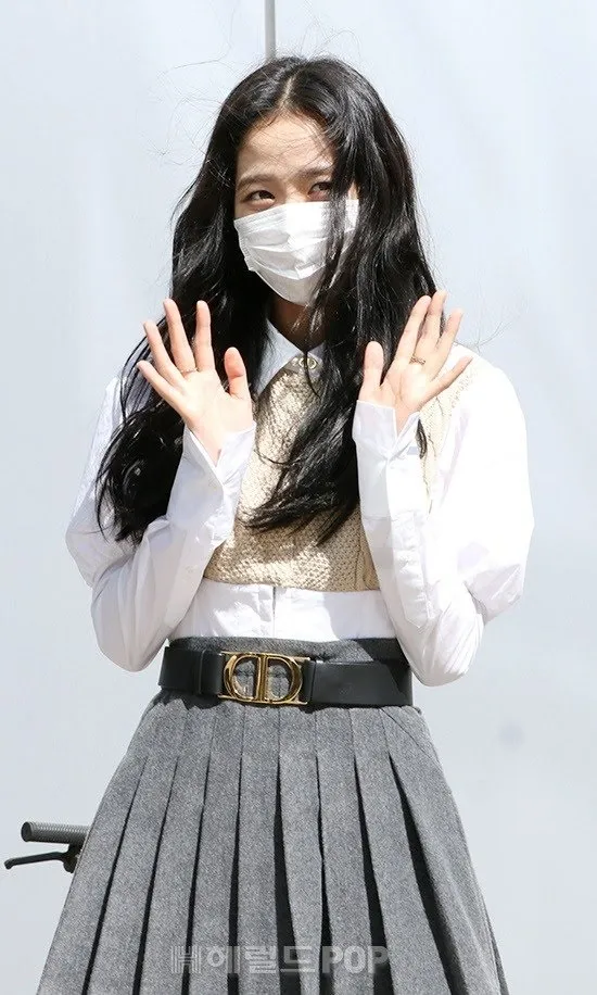 Ghi hình cho show “Knowing Bros”, BLACKPINK khiến netizen náo loạn vì điều này ảnh 5