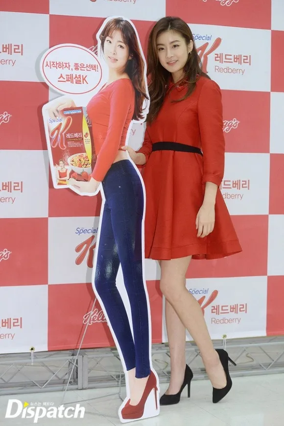 Còn ai “lầy” như Yoona: Chụp ảnh với standee quảng cáo để khoe chân không dài như ảnh ảnh 7