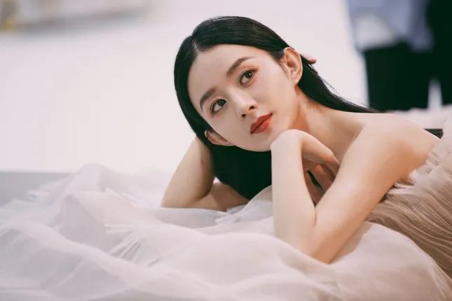 Triệu Lệ Dĩnh khiến fan lo lắng vì giảm cân quá đà, lộ vẻ tiều tụy dù diện đồ Dior ảnh 5