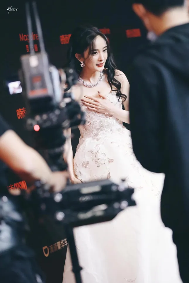 Ngỡ Dương Mịch chơi lớn khi ngồi xổm trên thảm đỏ, hóa ra vì lý do “chỉ con gái mới hiểu“ ảnh 2