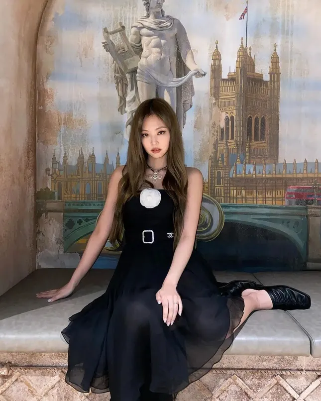 Nhìn Jennie đụng hàng váy Chanel với “Mưu nữ lang” mới thấy “quan trọng vẫn là thần thái” ảnh 5