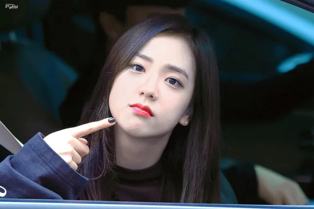 Netizen Hàn bỗng dưng tranh cãi nảy lửa về Jisoo BLACKPINK, lý do thì rất “cạn lời“ ảnh 3