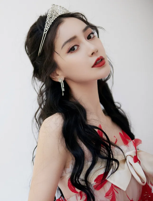 Chỉ vì một bộ váy mà Angela Baby bị mang tiếng bắt chước đàn em Địch Lệ Nhiệt Ba ảnh 4