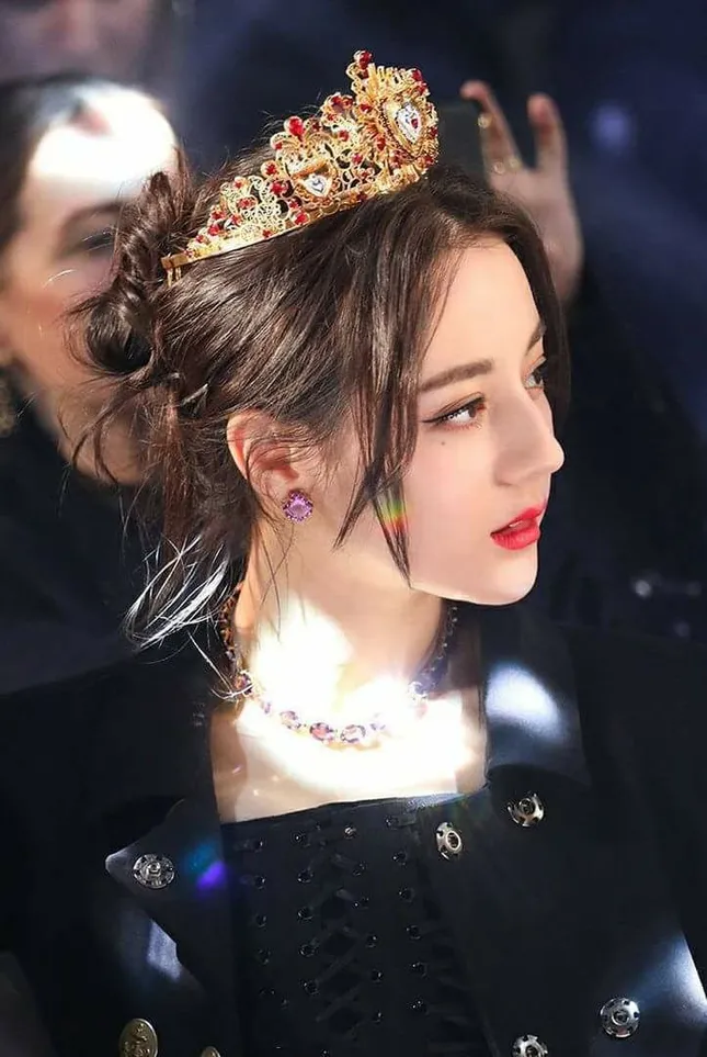 Mỗi lần đội vương miện, Địch Lệ Nhiệt Ba đều gây thương nhớ vì nhan sắc kiêu sa, lộng lẫy ảnh 3