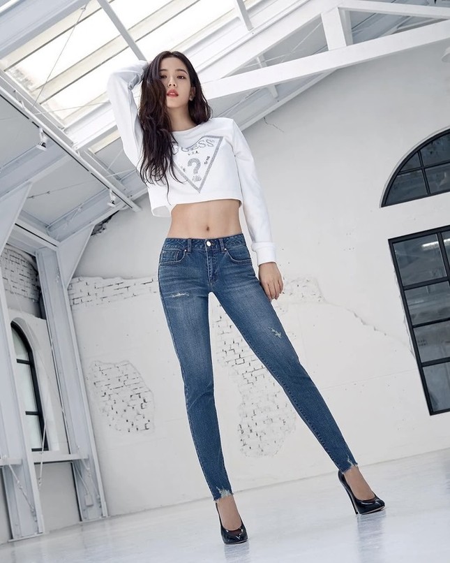 Đã tìm ra cô gái bị stylist dìm dáng nhất trong concert BLACKPINK: Jisoo chứ không ai khác! ảnh 1