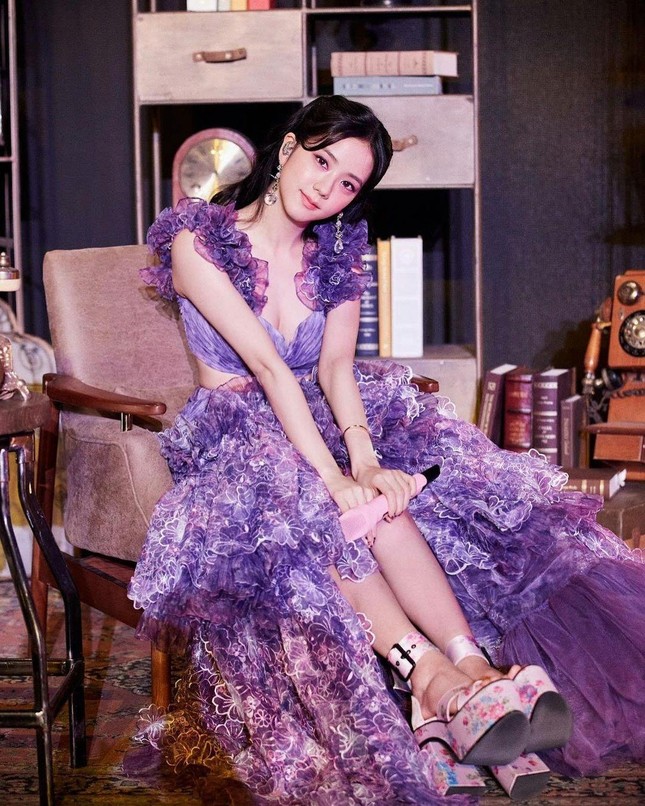 Đã tìm ra cô gái bị stylist dìm dáng nhất trong concert BLACKPINK: Jisoo chứ không ai khác! ảnh 6