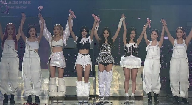 Đã tìm ra cô gái bị stylist dìm dáng nhất trong concert BLACKPINK: Jisoo chứ không ai khác! ảnh 3