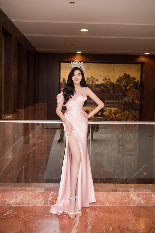 Mấy ai khéo như Hoa hậu Đỗ Thị Hà, vừa gia nhập showbiz đã tìm được ngay kiểu váy “chân ái” ảnh 4