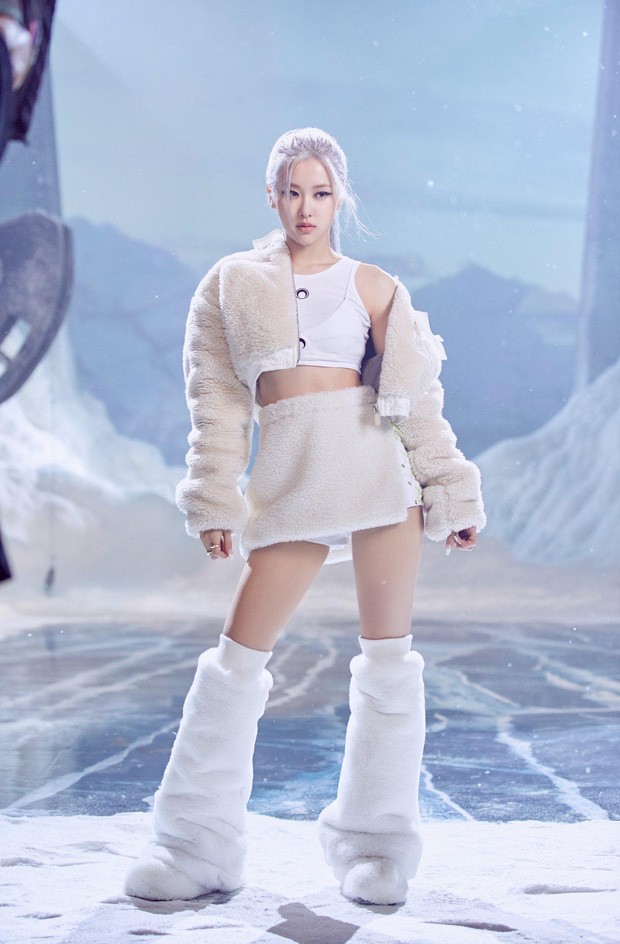 Ngọc Trinh “bắt trend” trang phục trăng lưỡi liềm, set đồ đụng cả Lisa, Rosé lẫn Ryu Jin ảnh 2