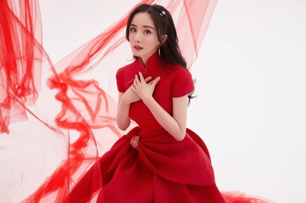Sao C-Biz diện đồ đỏ đón Tết: Nhiệt Ba, Dương Mịch hay Quan Hiểu Đồng xứng danh “công chúa”? ảnh 3
