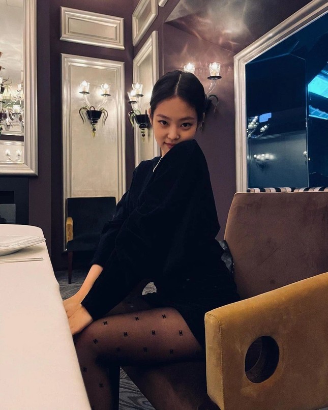 Diện quần tất Chanel gần 10 triệu đụng hàng Jennie nhưng Ngọc Trinh vẫn có cách chiếm spotlight ảnh 4