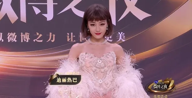 Hiếm hoi lắm Địch Lệ Nhiệt Ba mới chịu cảnh kém sắc trên thảm đỏ vì chọn nhầm tạo hình ảnh 4