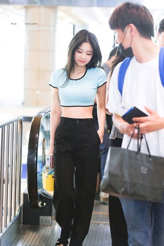 Jennie (BLACKPINK) mặc gì cũng đẹp nhưng có 4 kiểu trang phục diện mãi không lỗi mốt ảnh 1