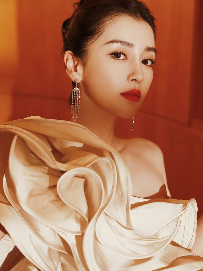 Đến cả “nữ hoàng thảm đỏ” Angela Baby cũng mắc lỗi trang phục vì ham lấn át người khác ảnh 7