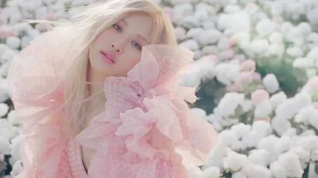 “Cày view” cho Rosé (BLACKPINK) nhưng bạn có biết vì sao single lấy tên “On The Ground”? ảnh 1