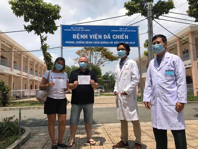 Trạm tin nóng: Teen được đo thân nhiệt, ngồi giãn cách nhau trong ngày đầu trở lại trường ảnh 3