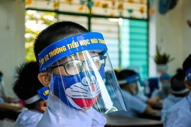 Câu hỏi gây tranh cãi nhất hôm nay: Học sinh có nên đeo tấm chắn khi trở lại trường? ảnh 4