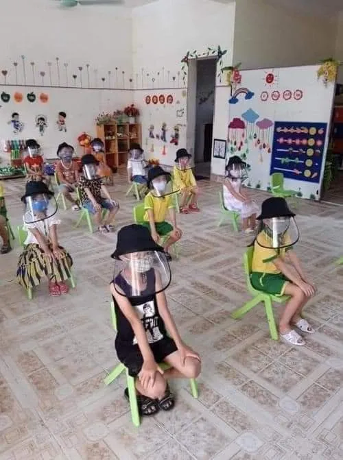 Câu hỏi gây tranh cãi nhất hôm nay: Học sinh có nên đeo tấm chắn khi trở lại trường? ảnh 1