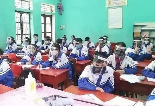 Câu hỏi gây tranh cãi nhất hôm nay: Học sinh có nên đeo tấm chắn khi trở lại trường? ảnh 2