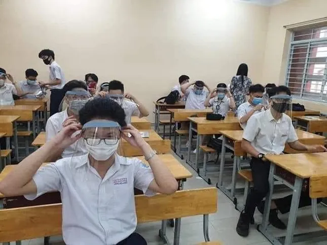Câu hỏi gây tranh cãi nhất hôm nay: Học sinh có nên đeo tấm chắn khi trở lại trường? ảnh 3