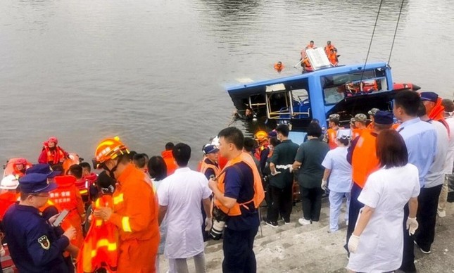 Hé lộ nguyên nhân vụ tài xế cố ý lao xe buýt xuống hồ khiến 21 người thiệt mạng ảnh 2