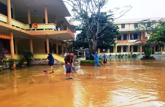 Xúc động hình ảnh cô trò vùng lũ hối hả dọn dẹp, sách vở lấm lem bùn đất sau bão lũ ảnh 3