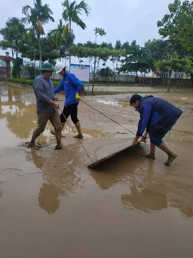 Xúc động hình ảnh cô trò vùng lũ hối hả dọn dẹp, sách vở lấm lem bùn đất sau bão lũ ảnh 9