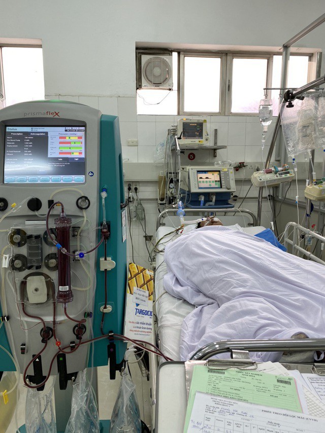 Đoàn TN Báo Tiền phong trao tiền ủng hộ tình nguyện viên chống dịch gặp nạn ảnh 2
