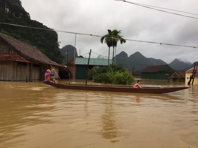 13 người chết, mất tích trong mưa lũ kinh hoàng ở miền Trung ảnh 2