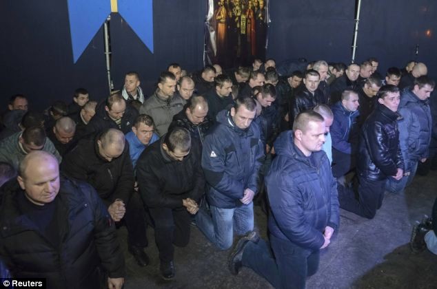 Cảnh sát Ukraine quỳ gối xin tha thứ ảnh 1