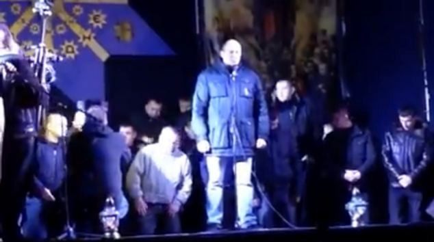 Cảnh sát Ukraine quỳ gối xin tha thứ ảnh 2