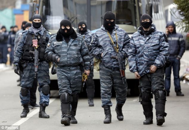 Cảnh sát Ukraine quỳ gối xin tha thứ ảnh 4