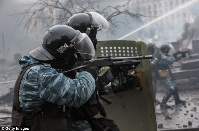 Cảnh sát Ukraine quỳ gối xin tha thứ ảnh 5