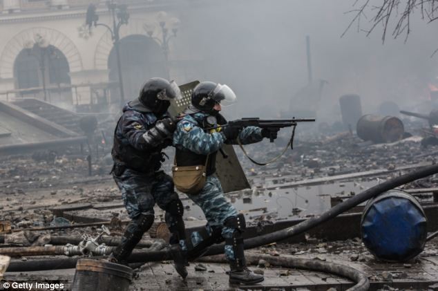 Cảnh sát Ukraine quỳ gối xin tha thứ ảnh 7