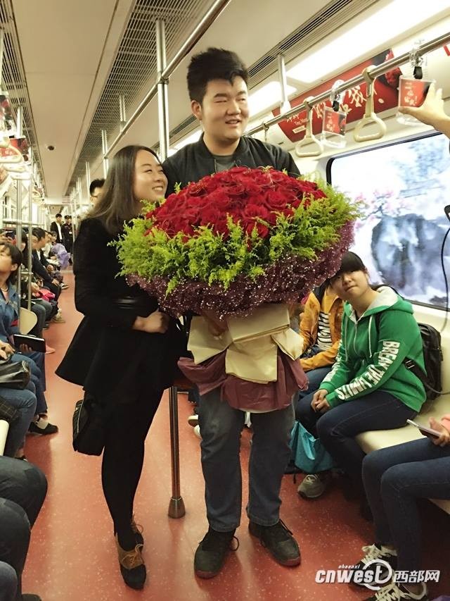 Trang trí cả toa tàu điện ngầm cầu hôn bạn gái ảnh 3