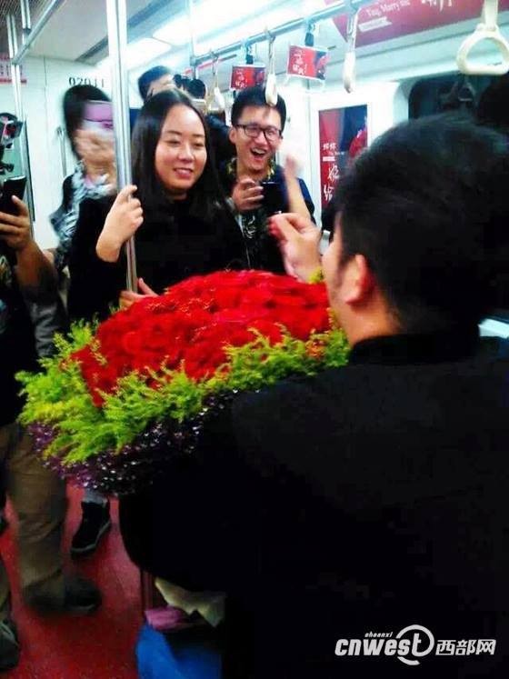 Trang trí cả toa tàu điện ngầm cầu hôn bạn gái ảnh 2