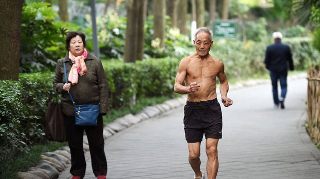 Cụ ông cởi trần tập thể dục giữa trời rét căm căm ảnh 1