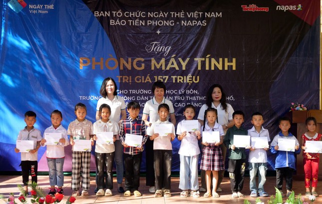 Trao phòng máy tính cho học sinh vùng khó khăn tỉnh Cao Bằng ảnh 3