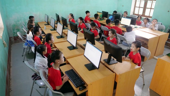 Trao phòng máy tính cho học sinh vùng khó khăn tỉnh Cao Bằng ảnh 6