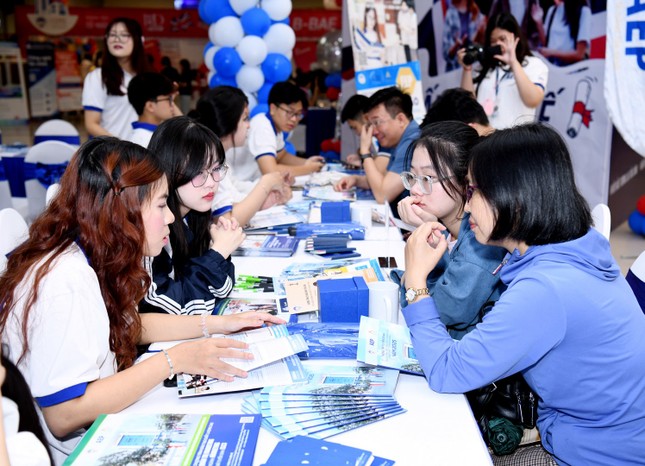 Đại học Kinh tế Quốc dân dành 97% chỉ tiêu tuyển sinh chính quy cho 2 phương thức xét tuyển ảnh 1