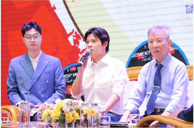 Giáo viên dịch lời bài hát 3,1 tỷ lượt view của Nguyễn Văn Chung ra 3 thứ tiếng ảnh 2
