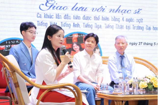 Giáo viên dịch lời bài hát 3,1 tỷ lượt view của Nguyễn Văn Chung ra 3 thứ tiếng ảnh 1