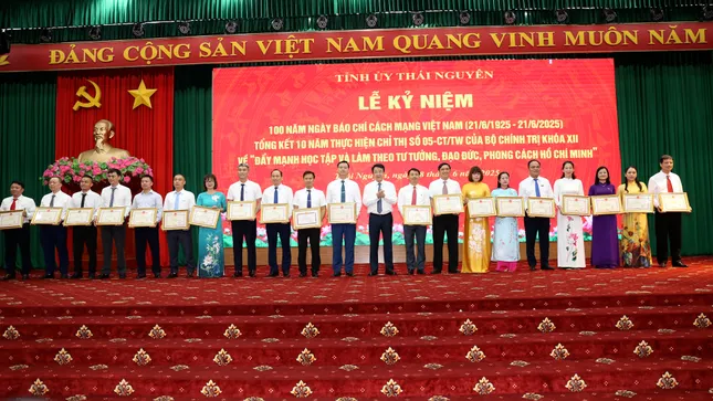 Phóng viên Tiền Phong nhận bằng khen của tỉnh Lạng Sơn, Thái Nguyên ảnh 3